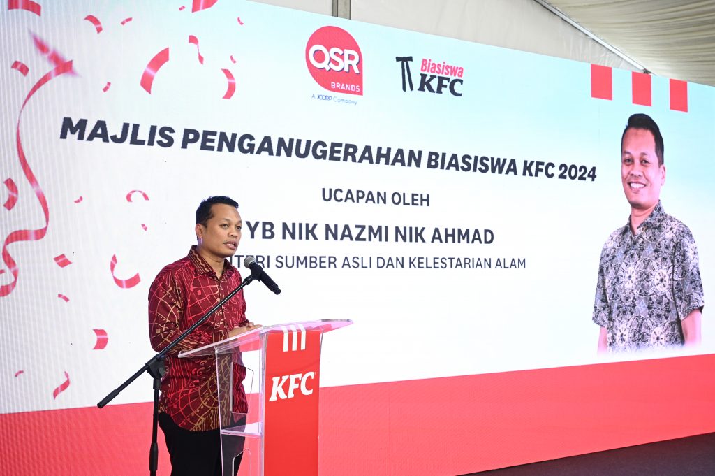 YB Tuan Nik Nazmi bin Nik Ahmad giving a speech at KFC Scholarship Awarding Ceremony